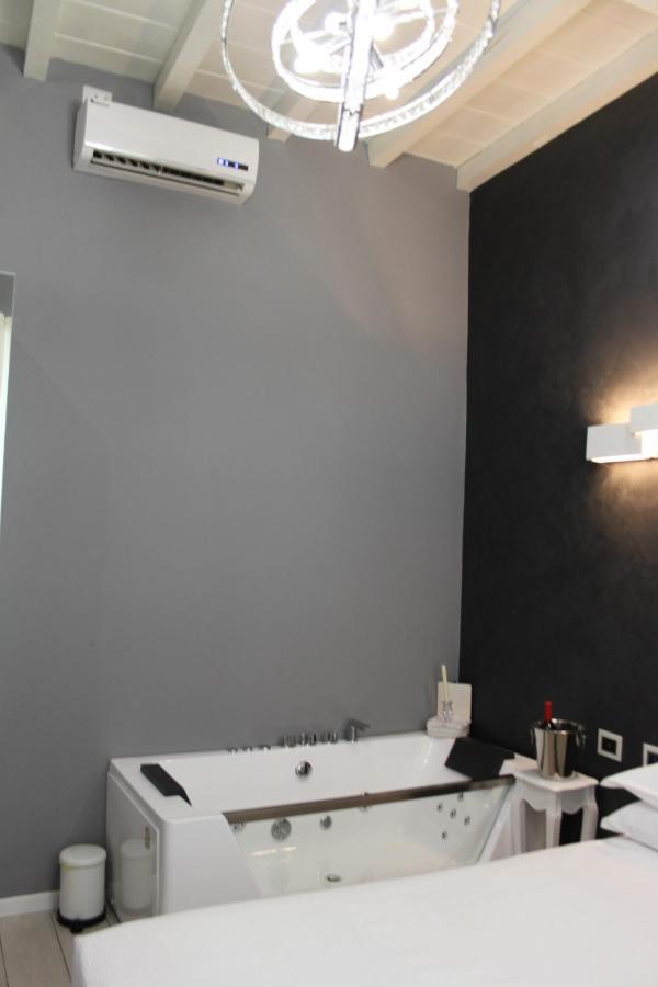 Jacuzzi Apartament By Parmacentro B&B מראה חיצוני תמונה